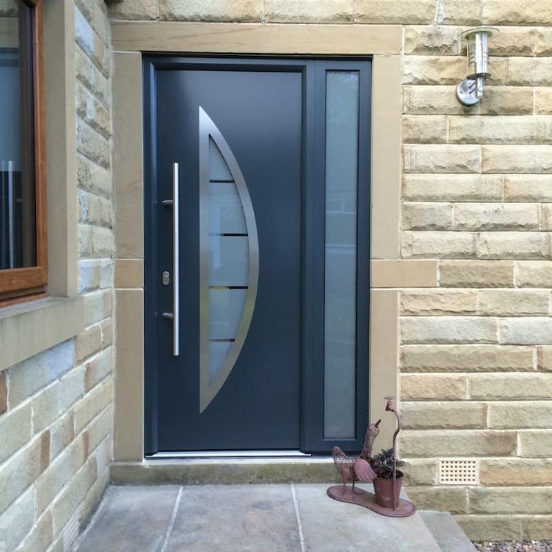 Ușă din oțel pentru intrare. Sursa: www.accessgaragedoorsystems.co.uk